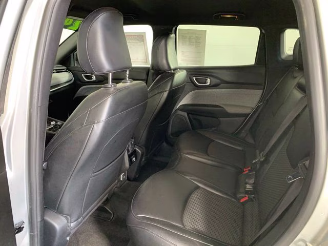 2024 Silver Zynith Metallic Clearcoat Jeep Compass Latitude 4X4 SUV