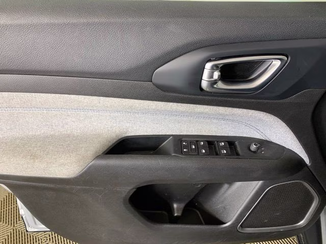 2024 Silver Zynith Metallic Clearcoat Jeep Compass Latitude 4X4 SUV