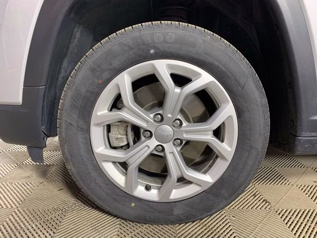 2024 Silver Zynith Metallic Clearcoat Jeep Compass Latitude 4X4 SUV