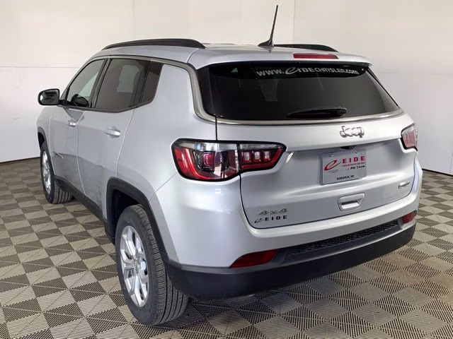 2024 Silver Zynith Metallic Clearcoat Jeep Compass Latitude 4X4 SUV