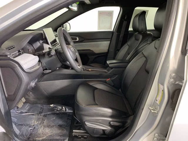 2024 Silver Zynith Metallic Clearcoat Jeep Compass Latitude 4X4 SUV