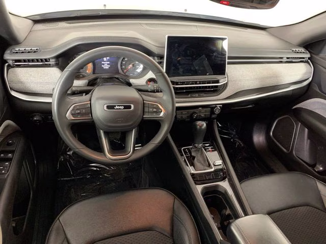 2024 Silver Zynith Metallic Clearcoat Jeep Compass Latitude 4X4 SUV
