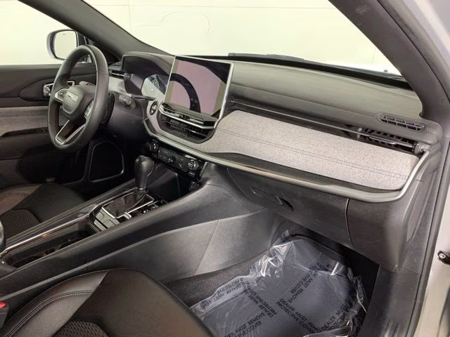 2024 Silver Zynith Metallic Clearcoat Jeep Compass Latitude 4X4 SUV