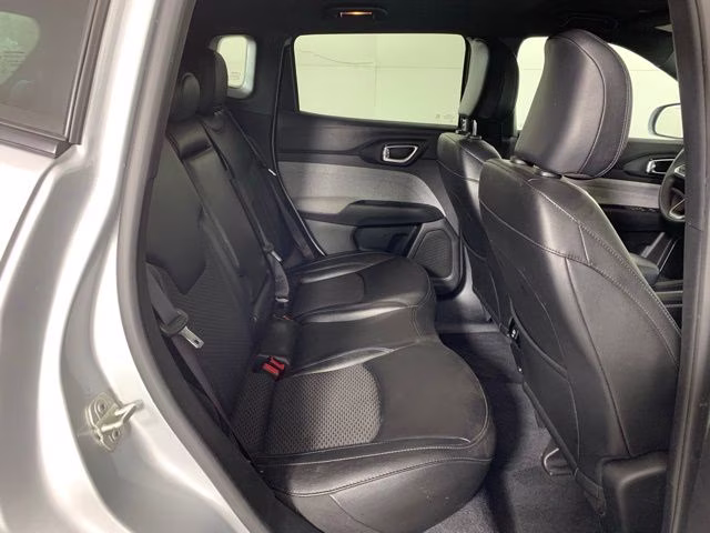 2024 Silver Zynith Metallic Clearcoat Jeep Compass Latitude 4X4 SUV
