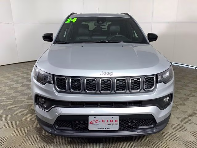 2024 Silver Zynith Metallic Clearcoat Jeep Compass Latitude 4X4 SUV