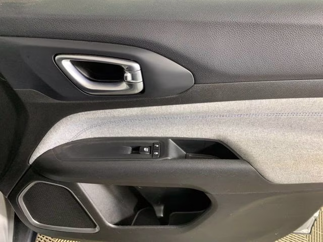 2024 Silver Zynith Metallic Clearcoat Jeep Compass Latitude 4X4 SUV