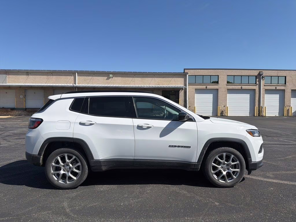 2022 Bright White Clearcoat Jeep Compass Latitude Lux 4X4 SUV