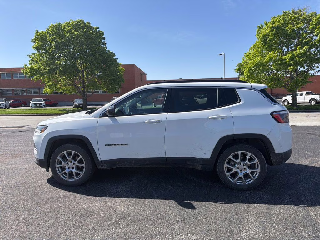 2022 Bright White Clearcoat Jeep Compass Latitude Lux 4X4 SUV