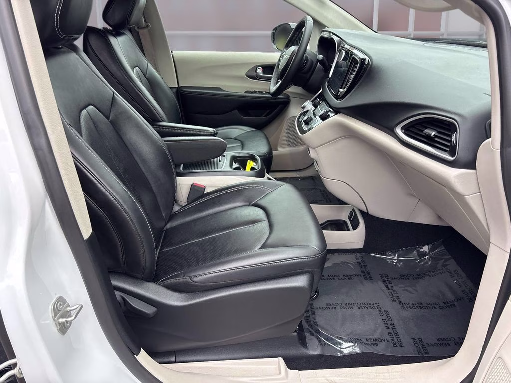 2024 Bright White Clearcoat Chrysler Pacifica Touring L FWD Van