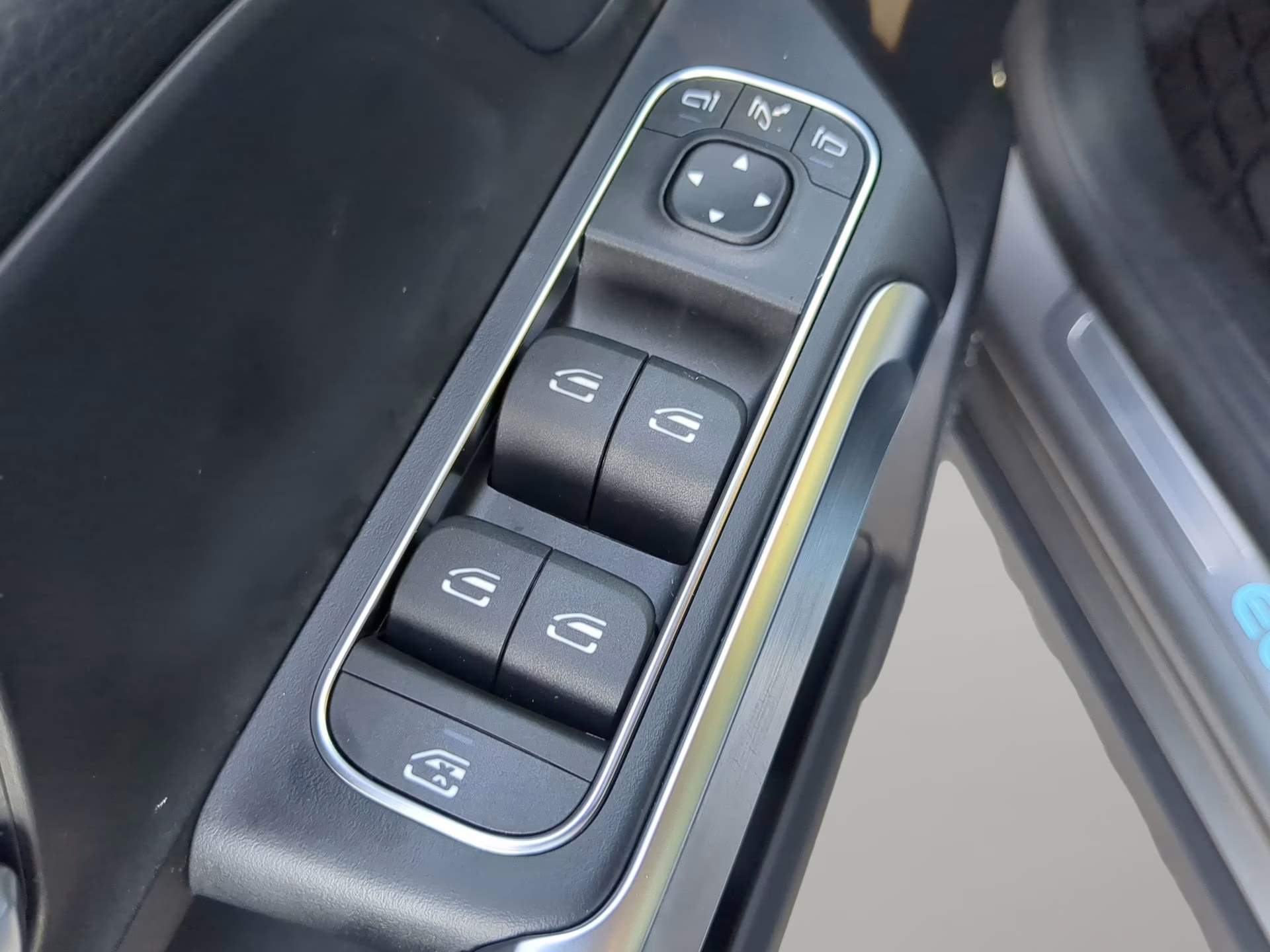 2025 Mountain Gray Metallic Mercedes-Benz EQB EQB 300 AWD SUV