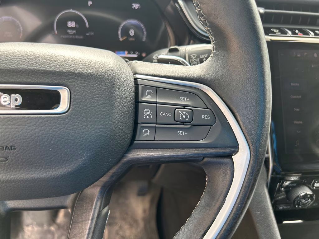 2022 Bright White Clearcoat Jeep Grand Cherokee L Limited 4X4 SUV