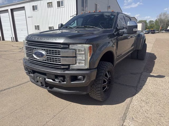 2017 Magnetic Metallic Ford Super Duty F-350 DRW Platnium 4X4 Truck