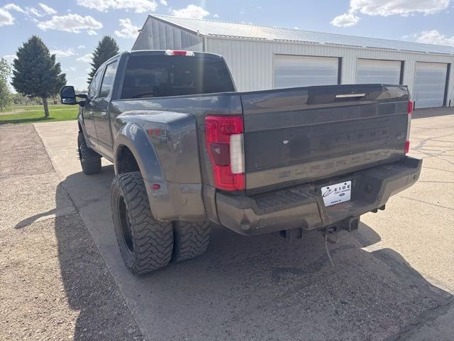 2017 Magnetic Metallic Ford Super Duty F-350 DRW Platnium 4X4 Truck