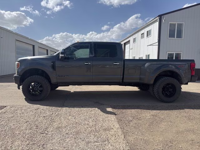 2017 Magnetic Metallic Ford Super Duty F-350 DRW Platnium 4X4 Truck