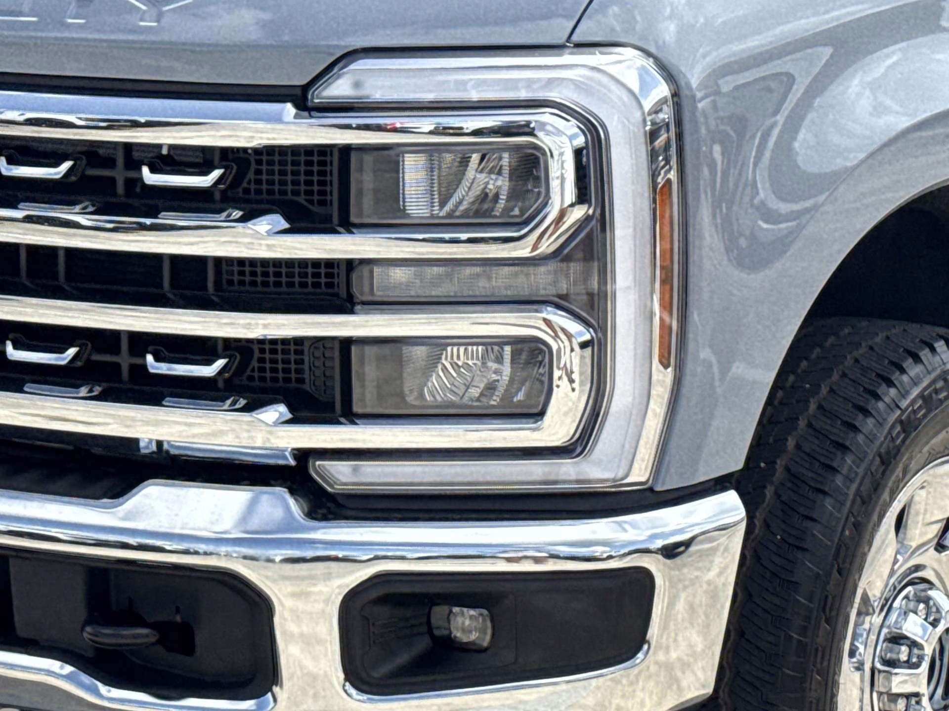 2025 Glacier Gray Metallic Tri-Coat Ford Super Duty F-350 SRW LARIAT Crew Cab Pickup 4X4 Truck