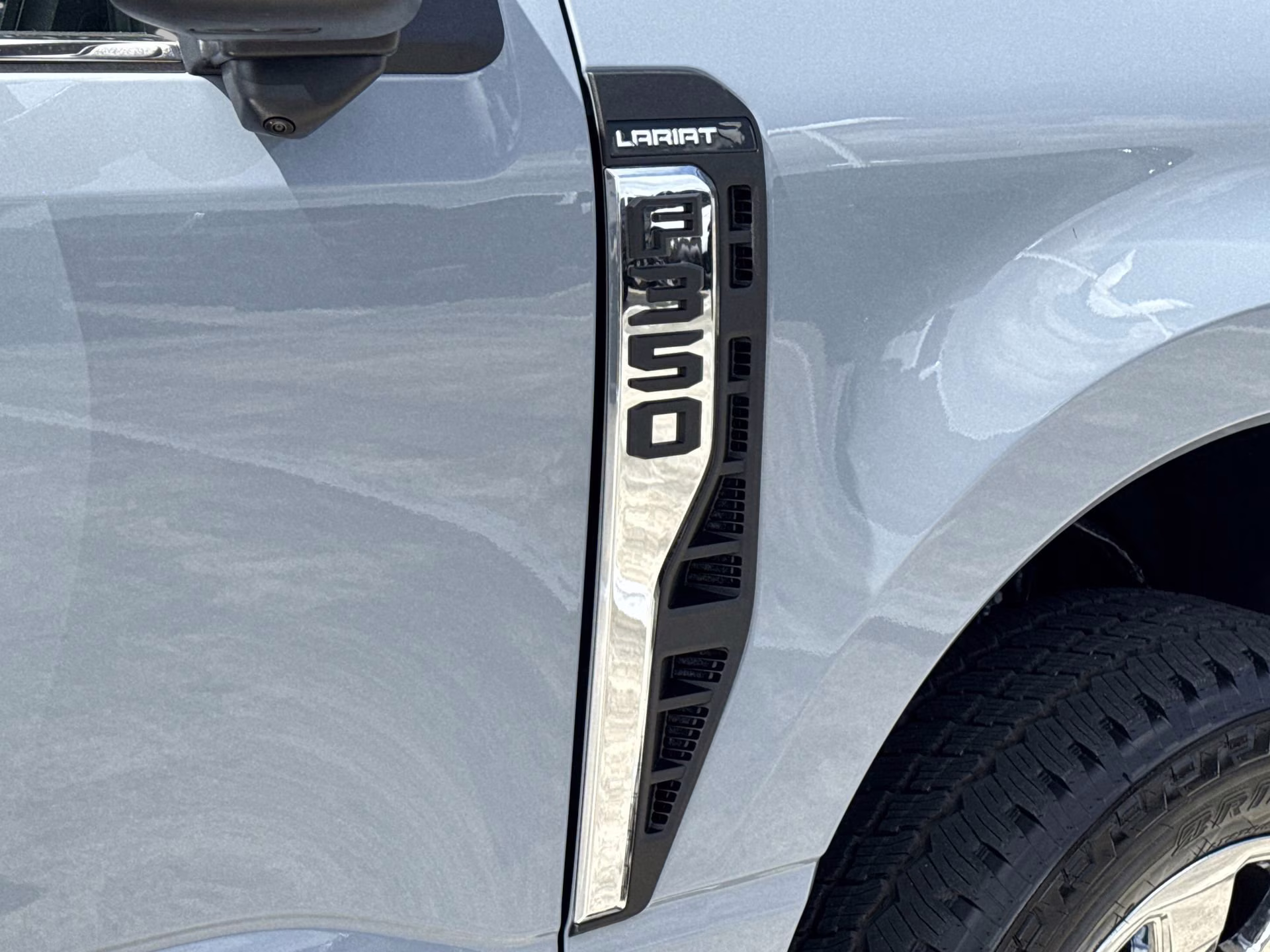 2025 Glacier Gray Metallic Tri-Coat Ford Super Duty F-350 SRW LARIAT Crew Cab Pickup 4X4 Truck