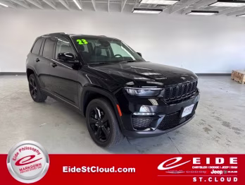 2023 Diamond Black Crystal Pearlcoat Jeep Grand Cherokee Limited 4X4 SUV