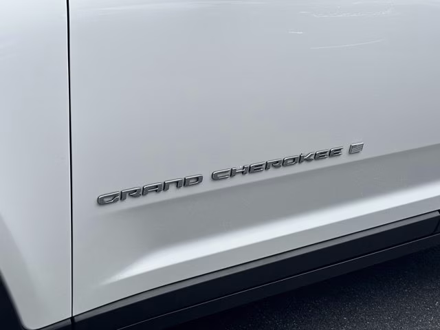 2024 Bright White Clearcoat Jeep Grand Cherokee Limited RWD SUV