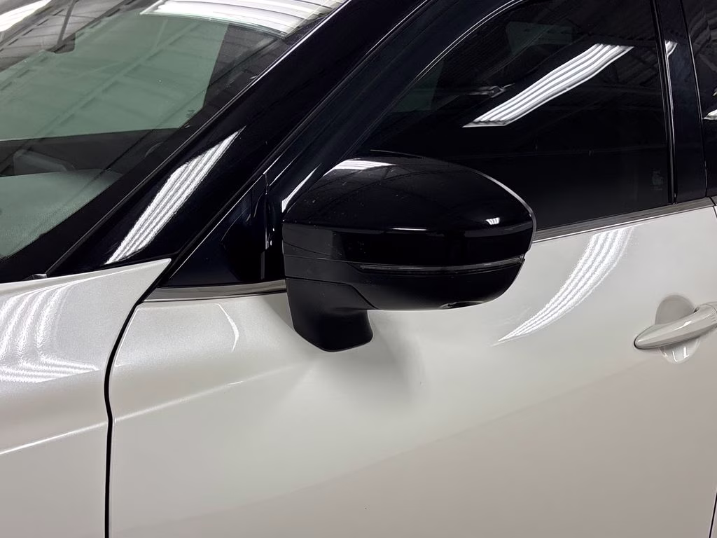 2023 Pearl White Tricoat/Super Black Nissan Pathfinder Platinum FWD SUV