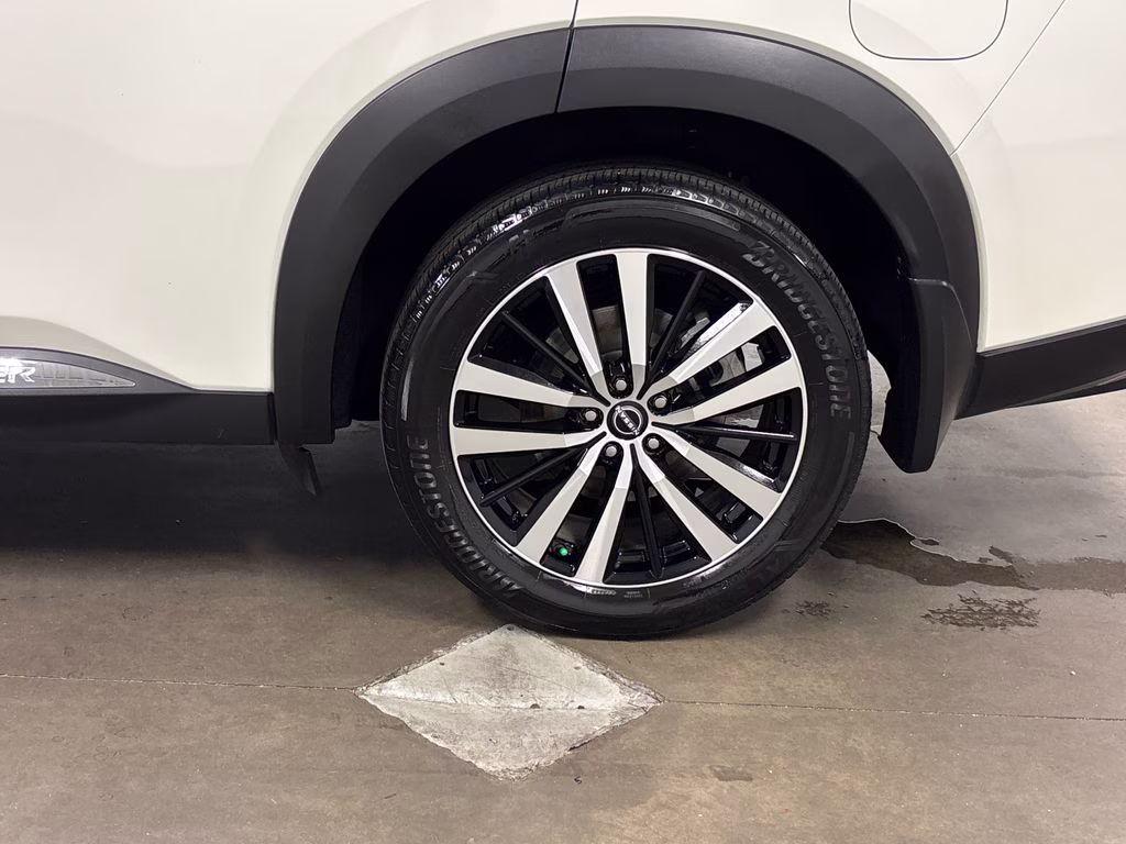 2023 Pearl White Tricoat/Super Black Nissan Pathfinder Platinum FWD SUV