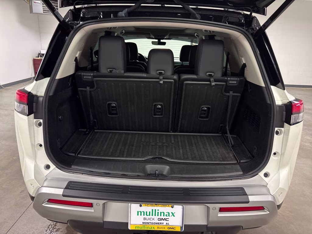 2023 Pearl White Tricoat/Super Black Nissan Pathfinder Platinum FWD SUV