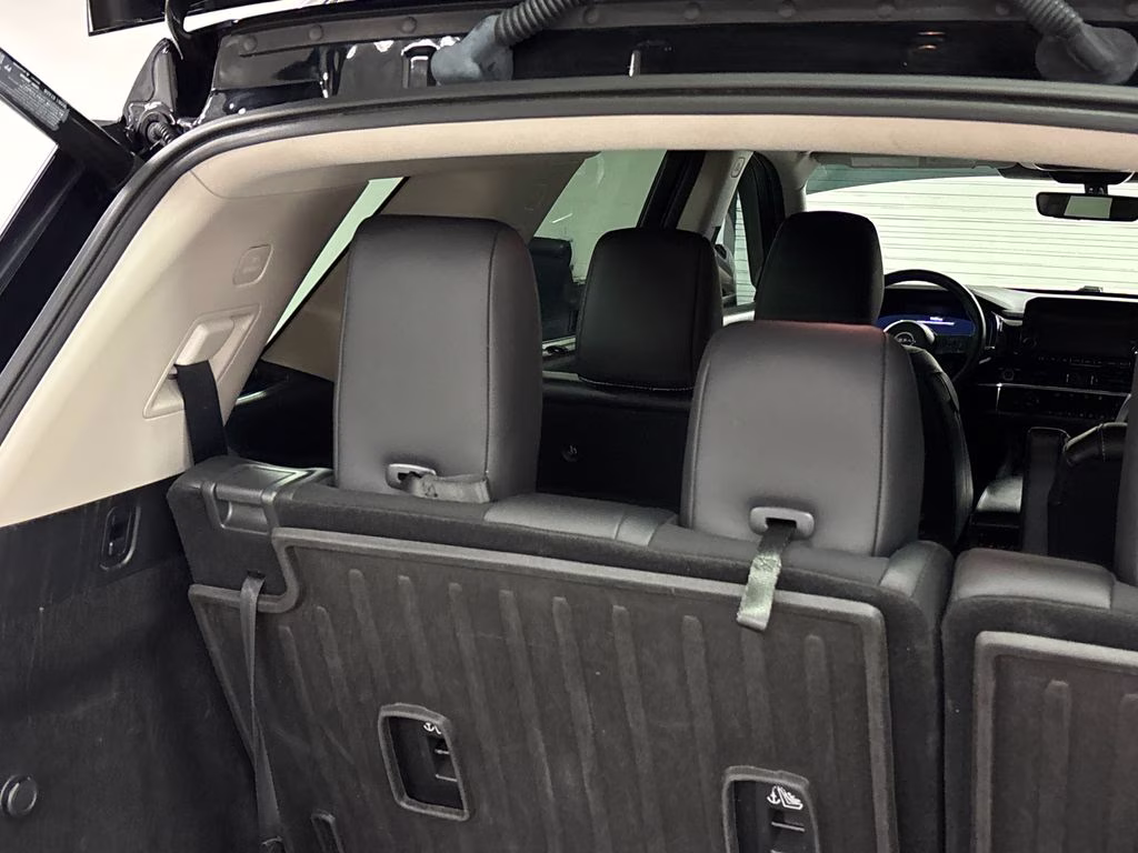 2023 Pearl White Tricoat/Super Black Nissan Pathfinder Platinum FWD SUV
