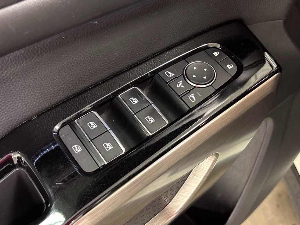 2023 Pearl White Tricoat/Super Black Nissan Pathfinder Platinum FWD SUV