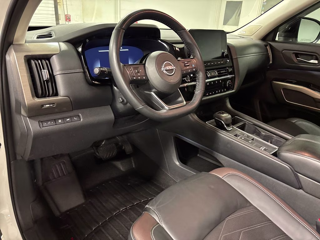 2023 Pearl White Tricoat/Super Black Nissan Pathfinder Platinum FWD SUV