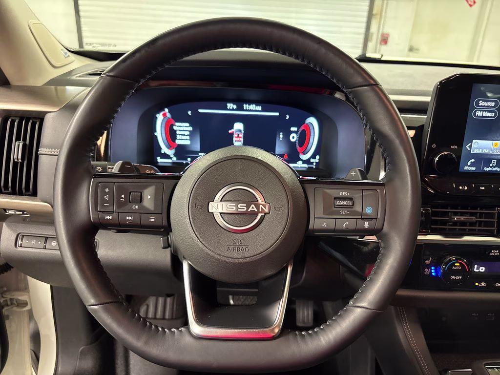 2023 Pearl White Tricoat/Super Black Nissan Pathfinder Platinum FWD SUV