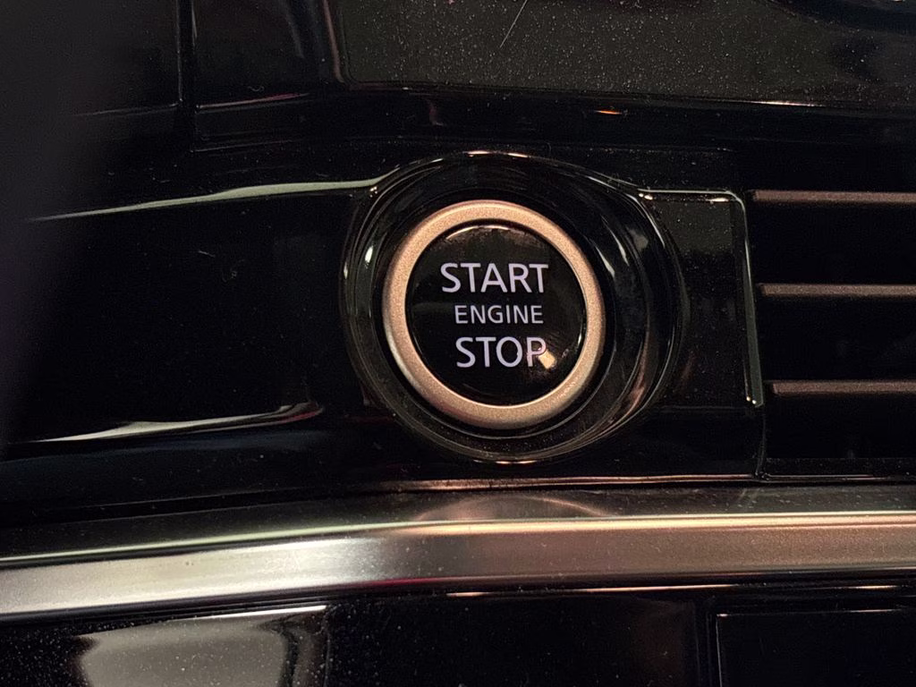 2023 Pearl White Tricoat/Super Black Nissan Pathfinder Platinum FWD SUV