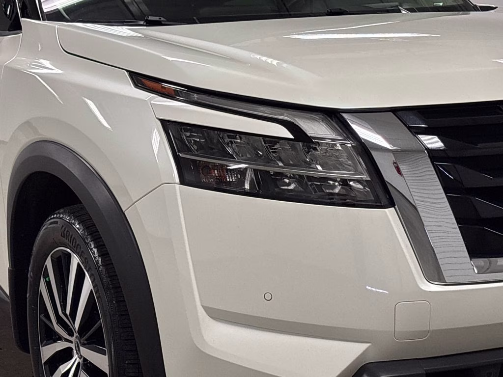 2023 Pearl White Tricoat/Super Black Nissan Pathfinder Platinum FWD SUV