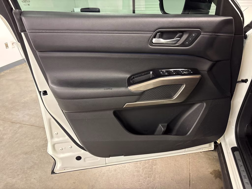2023 Pearl White Tricoat/Super Black Nissan Pathfinder Platinum FWD SUV