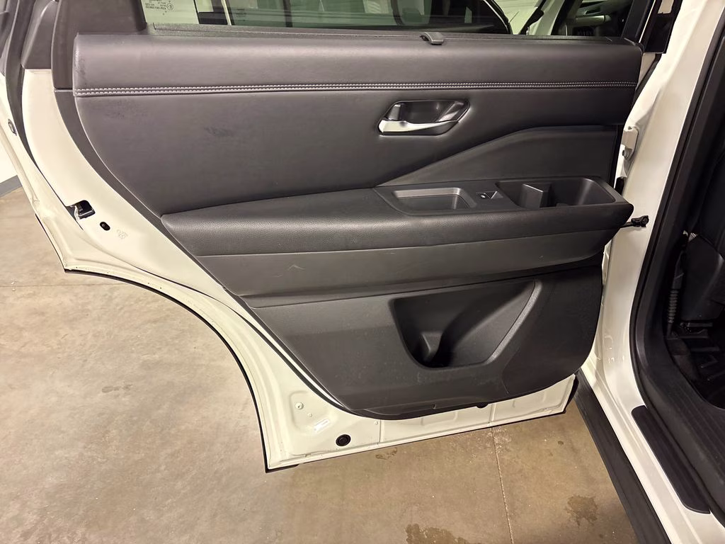 2023 Pearl White Tricoat/Super Black Nissan Pathfinder Platinum FWD SUV