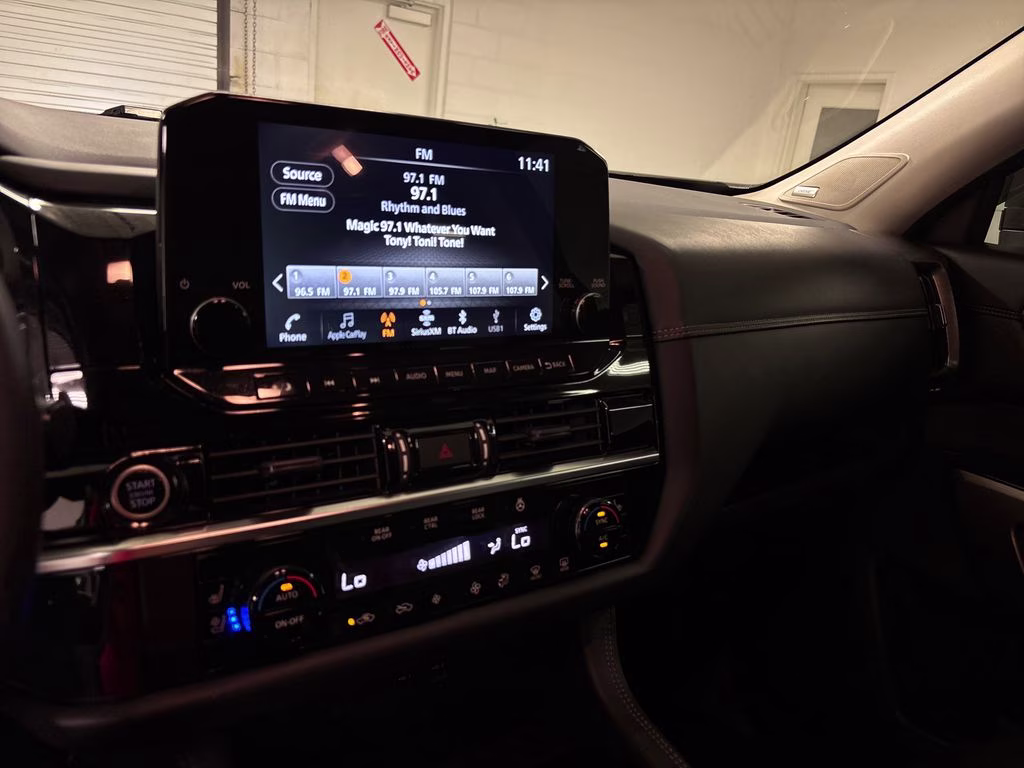 2023 Pearl White Tricoat/Super Black Nissan Pathfinder Platinum FWD SUV