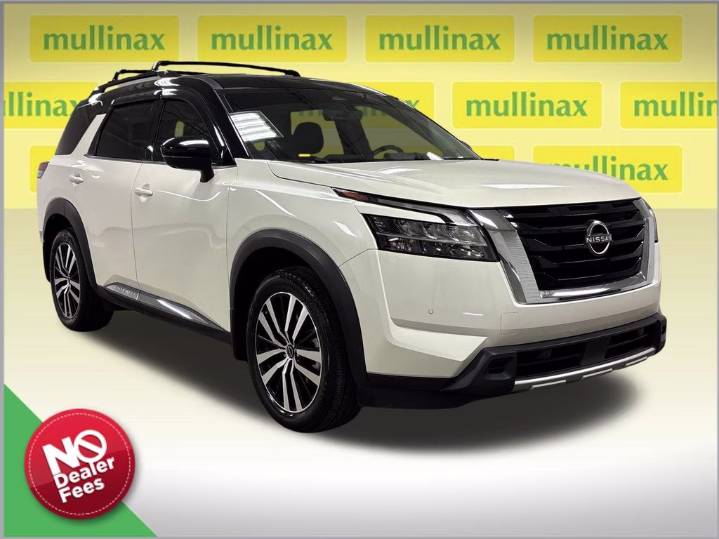 2023 Pearl White Tricoat/Super Black Nissan Pathfinder Platinum FWD SUV