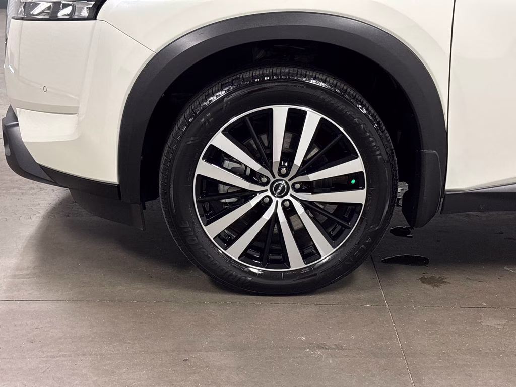 2023 Pearl White Tricoat/Super Black Nissan Pathfinder Platinum FWD SUV