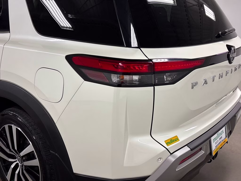 2023 Pearl White Tricoat/Super Black Nissan Pathfinder Platinum FWD SUV