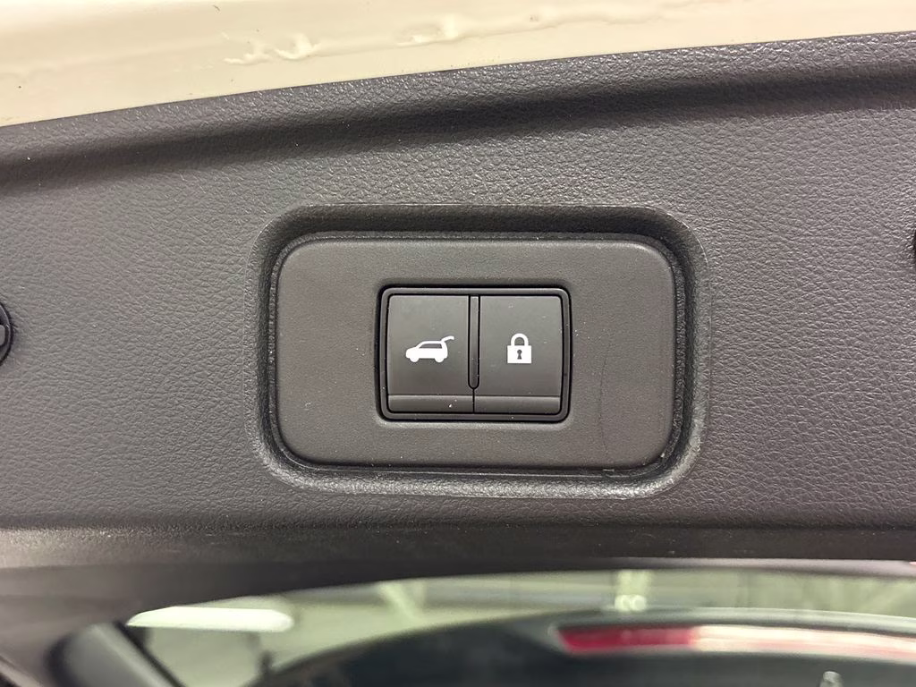 2023 Pearl White Tricoat/Super Black Nissan Pathfinder Platinum FWD SUV