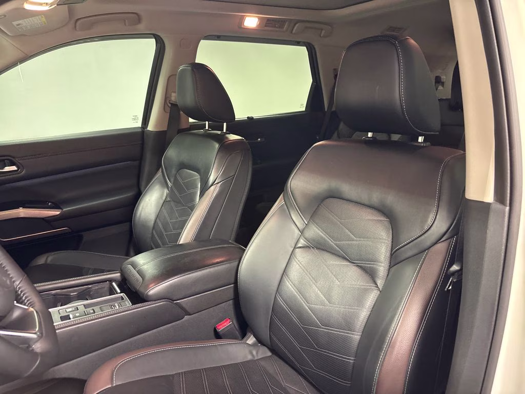 2023 Pearl White Tricoat/Super Black Nissan Pathfinder Platinum FWD SUV