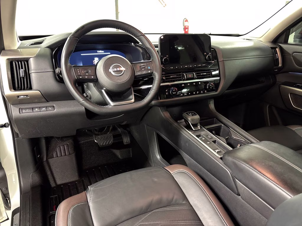 2023 Pearl White Tricoat/Super Black Nissan Pathfinder Platinum FWD SUV
