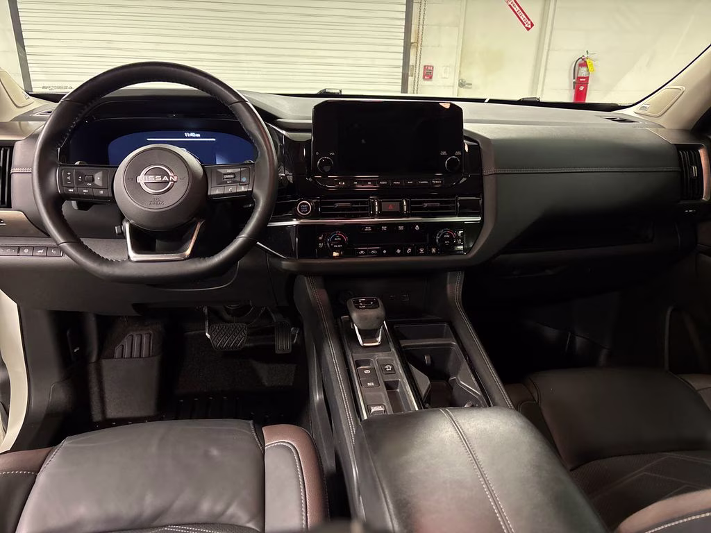 2023 Pearl White Tricoat/Super Black Nissan Pathfinder Platinum FWD SUV