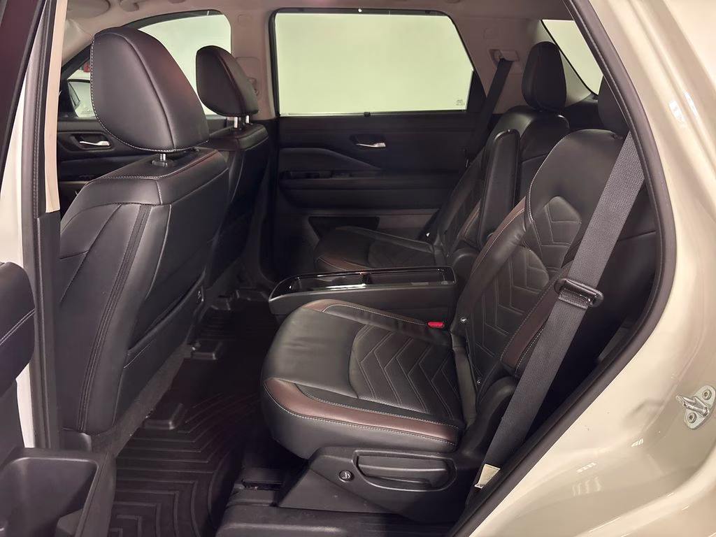 2023 Pearl White Tricoat/Super Black Nissan Pathfinder Platinum FWD SUV