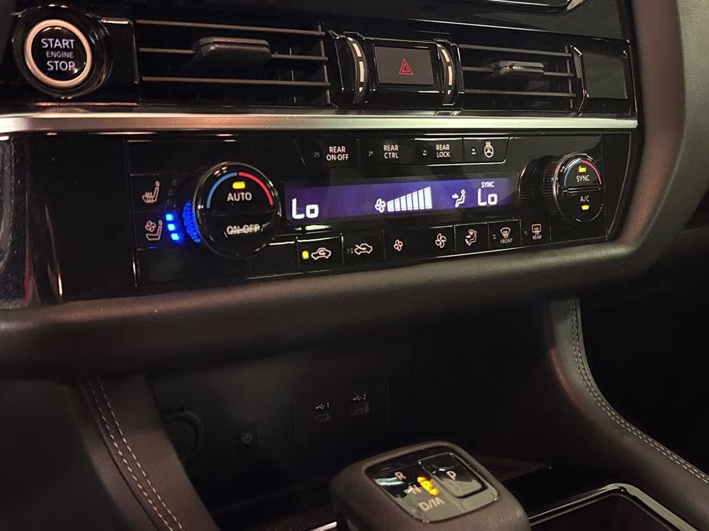 2023 Pearl White Tricoat/Super Black Nissan Pathfinder Platinum FWD SUV