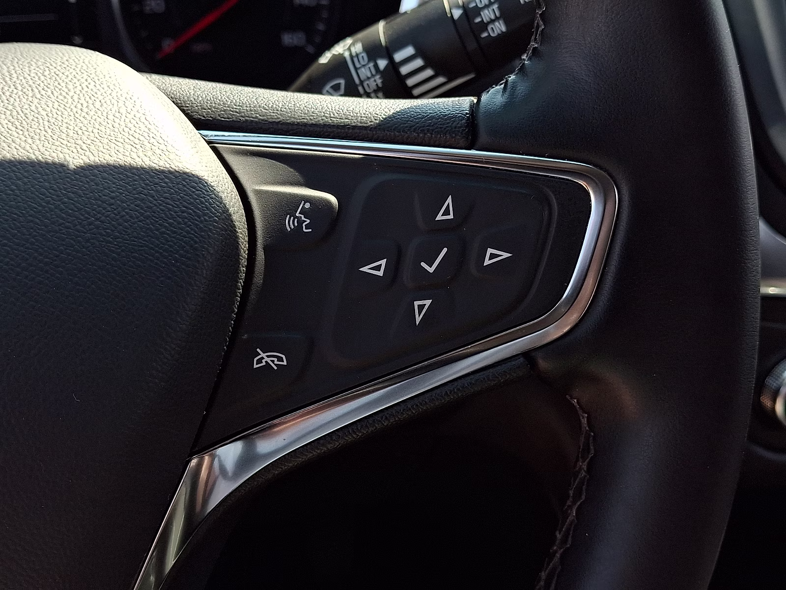 2023 Summit White - GAZ Chevrolet Equinox FWD LT FWD