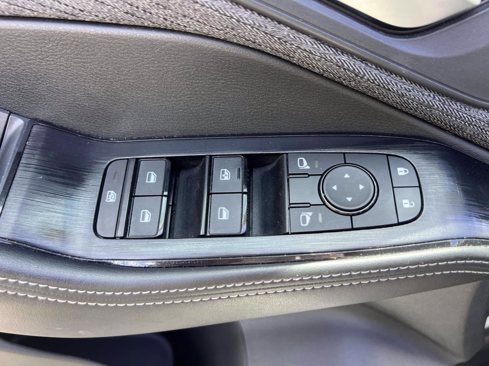 2023 White Nissan Rogue SV AWD SUV