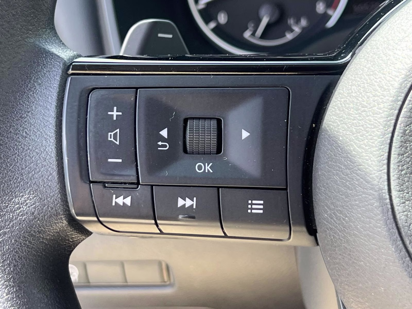 2023 White Nissan Rogue SV AWD SUV