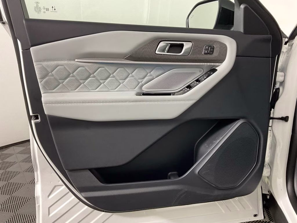 2026 White Ford Explorer Platinum 4X4 SUV