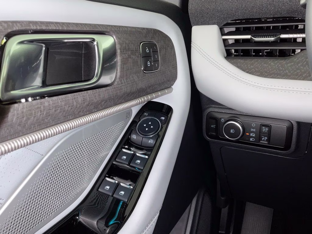 2026 White Ford Explorer Platinum 4X4 SUV