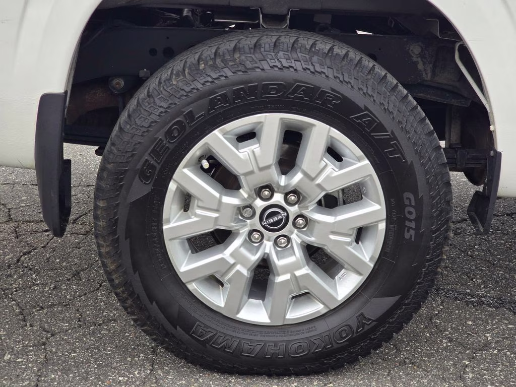 2024 Glacier White Nissan Frontier SV 4X4 Truck