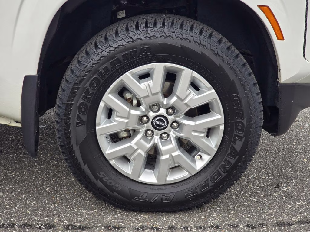 2024 Glacier White Nissan Frontier SV 4X4 Truck